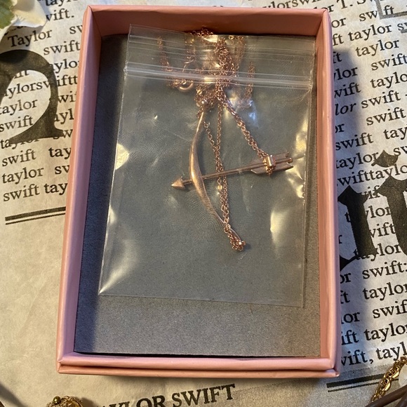 COPY [SOLD] Taylor Swift-Archer Rose Gold Necklace - Picture 3 of 5